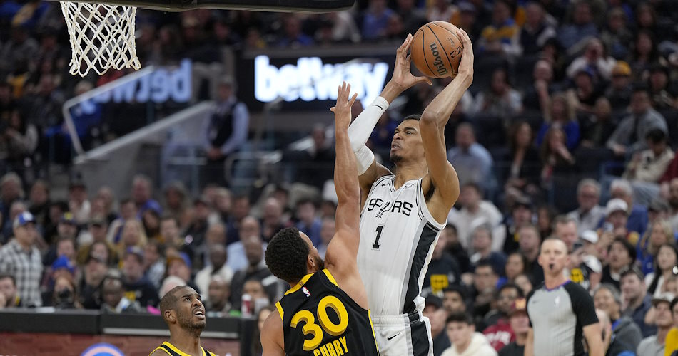 San Antonio Spurs v Golden State Warriors