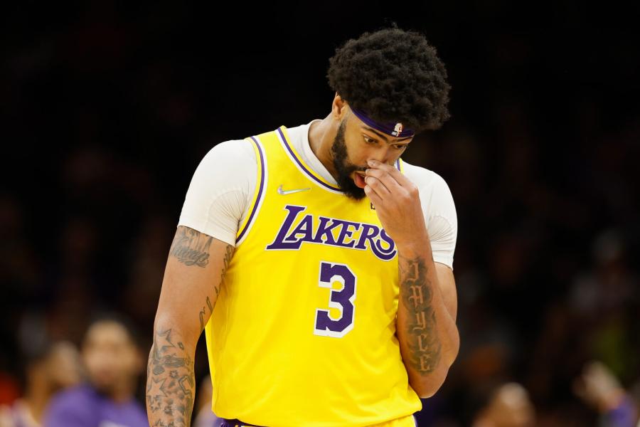 Lakers Fan Injures Himself During Halfcourt Shot Promotion: Watch