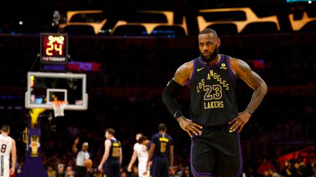 NBA In-Season Tournament: LeBron James stars as Los Angeles Lakers beat Phoenix Suns to reach semi-finals - BBC Sport