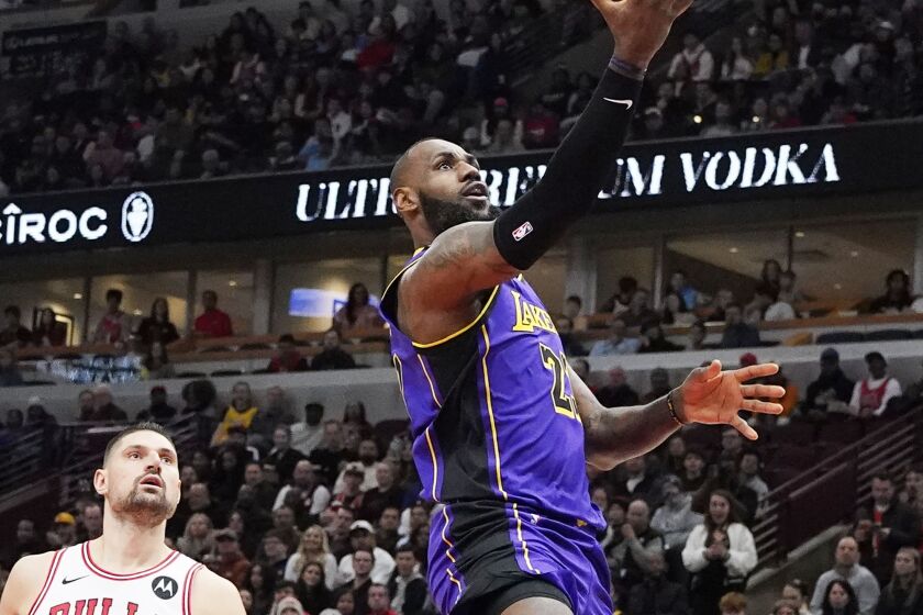 A not so happy anniversary for LeBron as Bulls beat the Lakers 124-108 -  Chicago Sun-Times