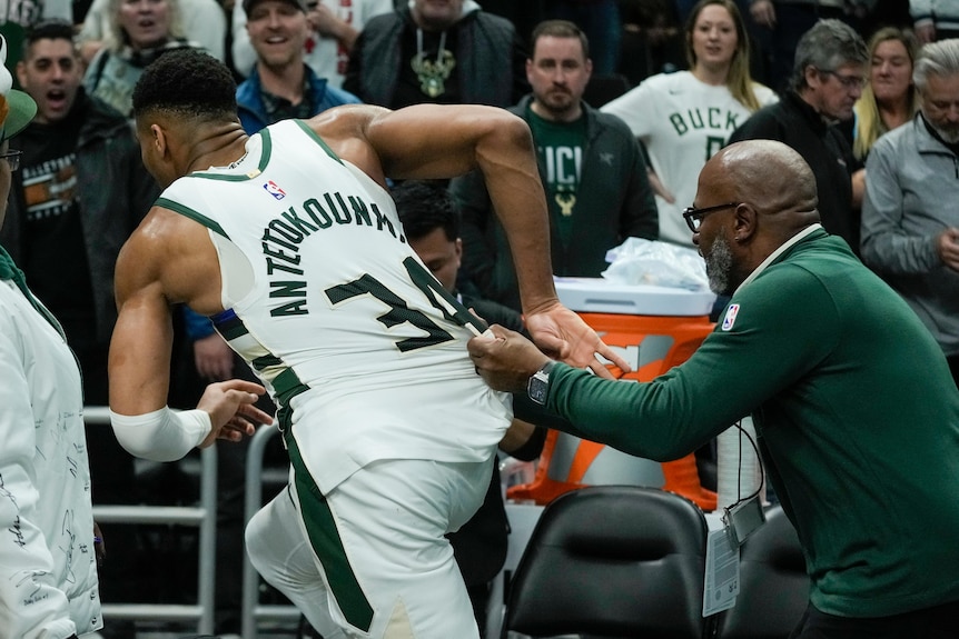 Giannis Antetokounmpo and Indiana Pacers fight over NBA game ball after  record-breaking game - ABC News